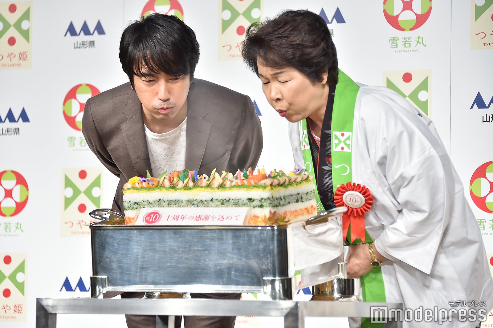 ろうそくの火を吹き消す眞島秀和、吉村美栄子県知事（C）モデルプレス