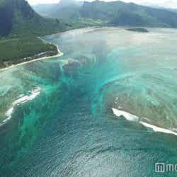 モーリシャスでは世界で唯一の超絶景 海の中を流れる幻の滝「イル・オ・セルフ」を体感（C）TBS
