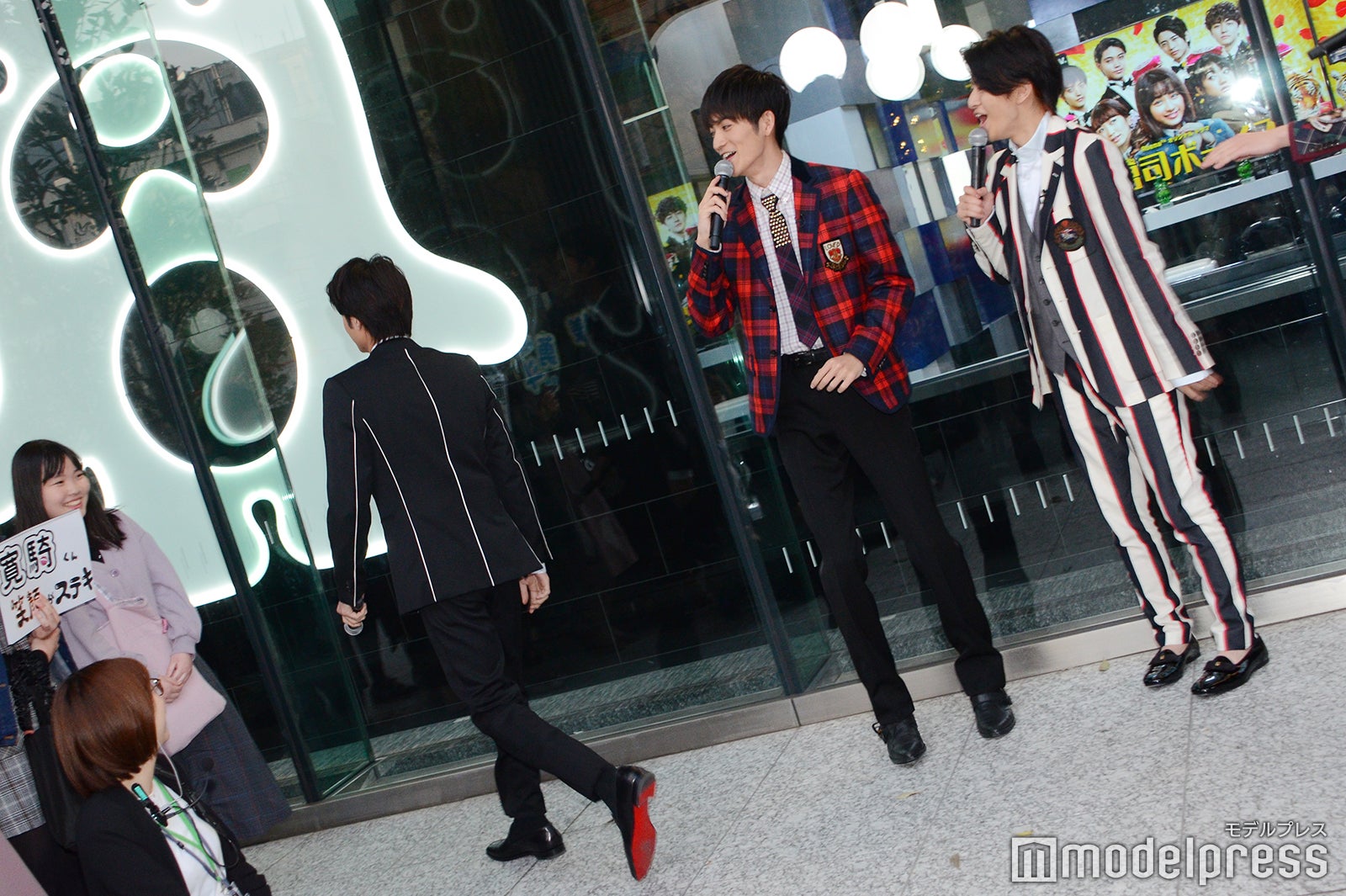 ティアラを付けてその場を立ち去ろうとする磯村勇斗 （C）モデルプレス