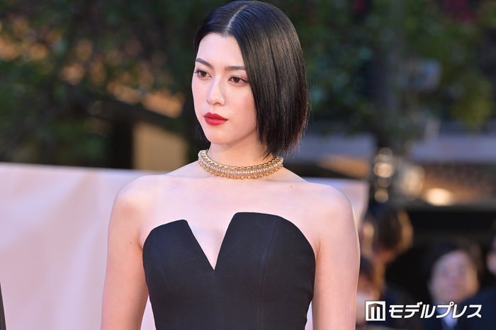 三吉彩花、美谷間＆くびれ大胆披露「スタイル良すぎ」と話題に