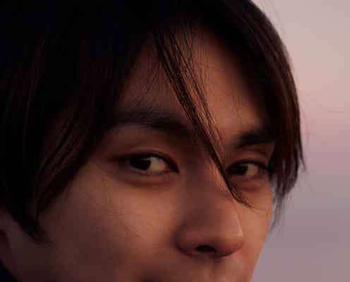 柳楽優弥、“恋人目線”の至近距離ショットに釘付け<やぎら本>