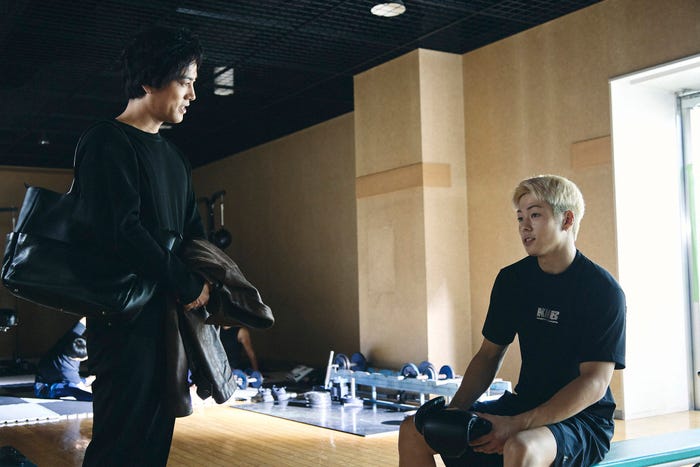 (左)桐谷健太「Qrosの女」第5話(C)「Qrosの女」製作委員会