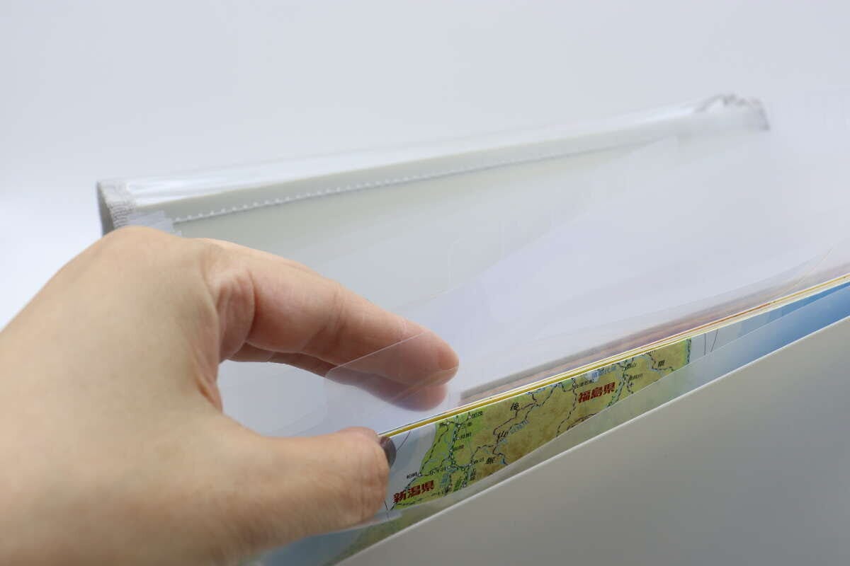 ダイソーのA4窓付ファイルホルダーは仕切り付きで書類を探しやすい