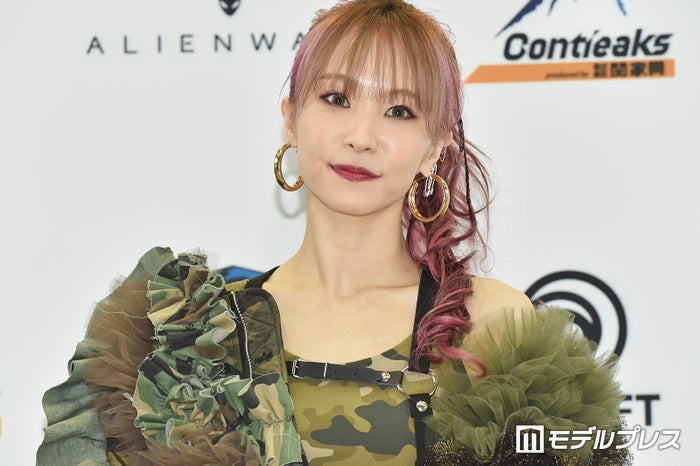 LiSA、プールでの水着姿公開「絵になる」「自然体な雰囲気が素敵」と反響
