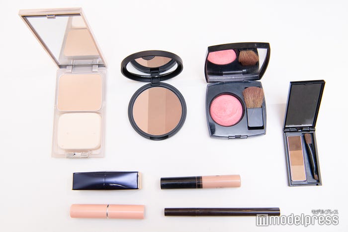 藤本万梨乃アナウンサーのポーチの中身は?(C)モデルプレス