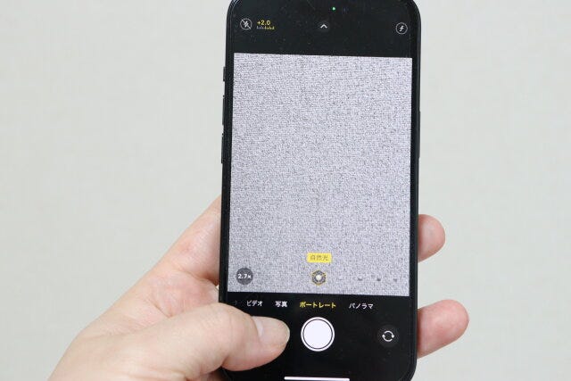 ダイソー　カメラレンズ保護カバー（アイフォーン用、15／15Plus＆14／14Plus、ラインストーンA）　使用例　写り込み　曇り
