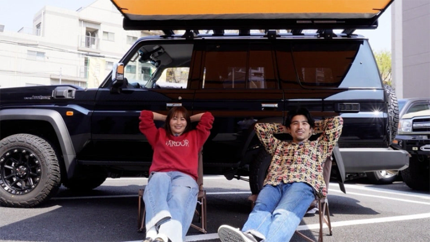 新山千春、中尾明慶とYouTubeコラボ「めちゃくちゃ楽しかった」愛車"ランクル70"前で笑顔