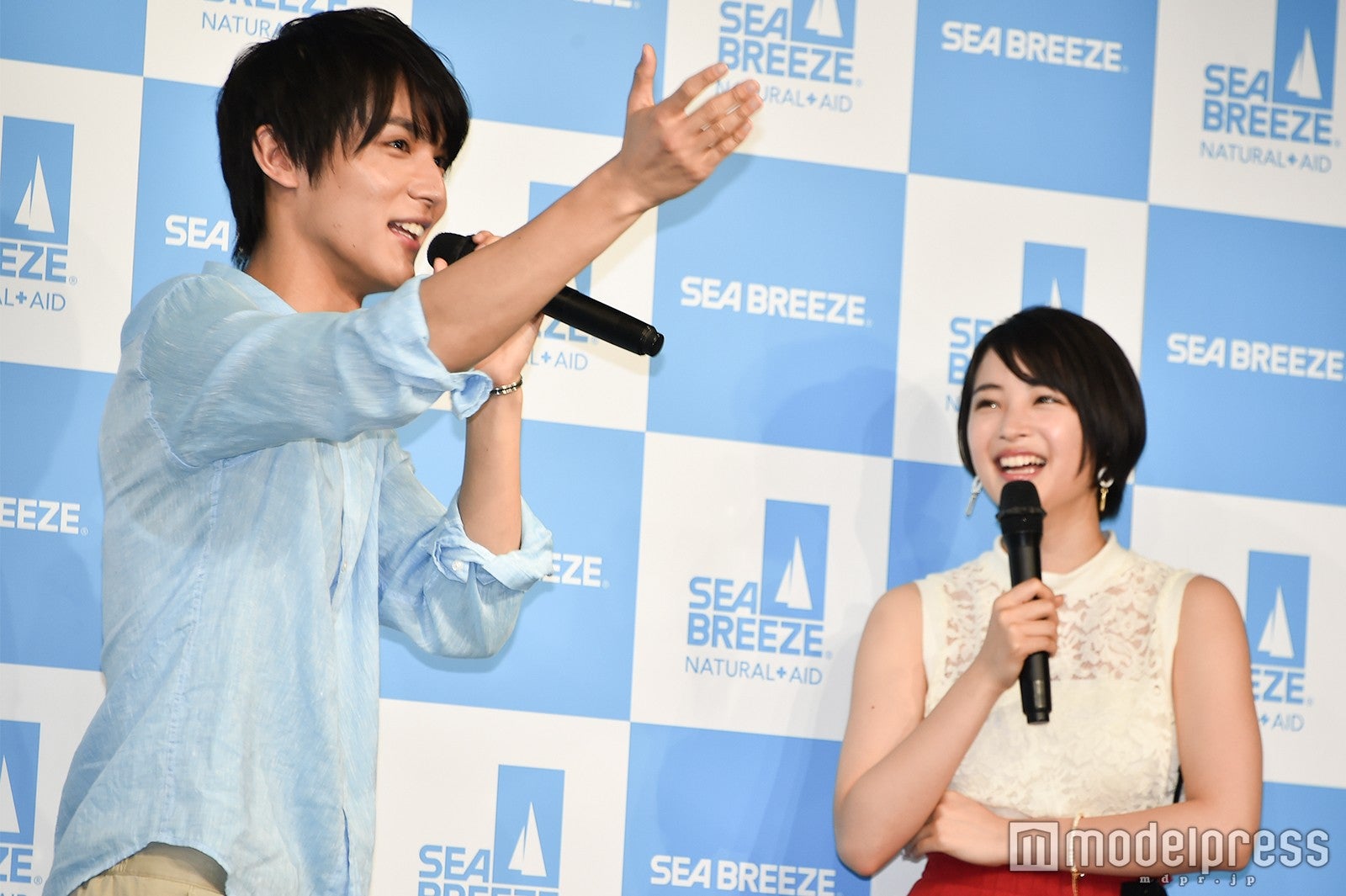 胸キュン台詞を実演させられ、ムービーカメラ一台一台に「すずだけだよ」を連発する中川大志（C）モデルプレス