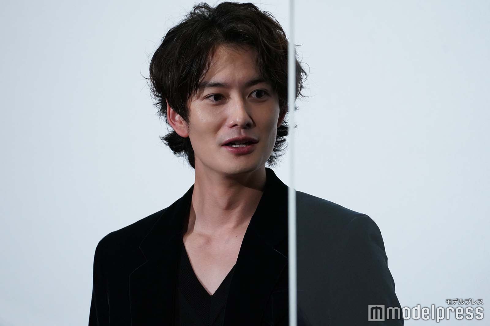 サプライズが自分へのものだと気づいた岡田将生 （C）モデルプレス