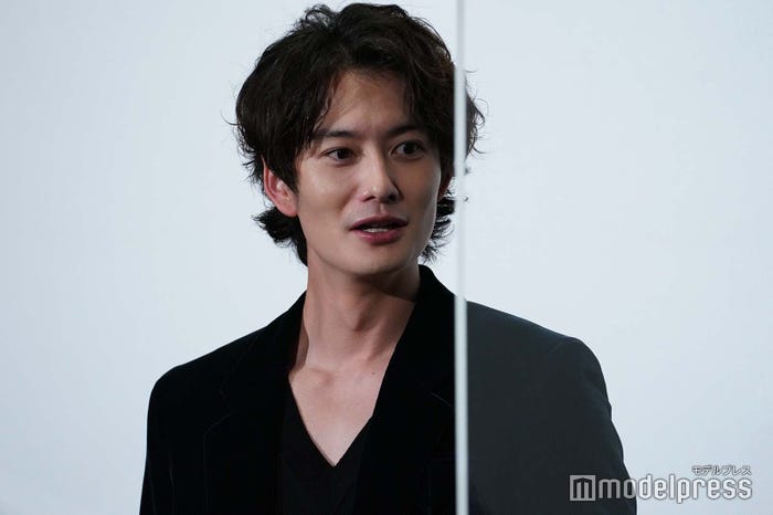 サプライズが自分へのものだと気づいた岡田将生 (C)モデルプレス