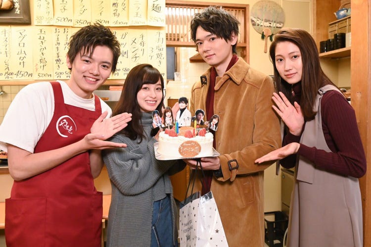 古川雄輝にバースデーサプライズ 橋本環奈 大野いと 濱田龍臣が祝福 1ページの恋 モデルプレス 古川雄輝にバースデーサプライズ 橋本環奈 大野いと 濱田龍臣が祝福 1ページの恋 モデルプレス