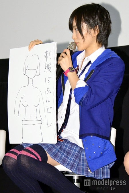 大喜利に答える山本彩