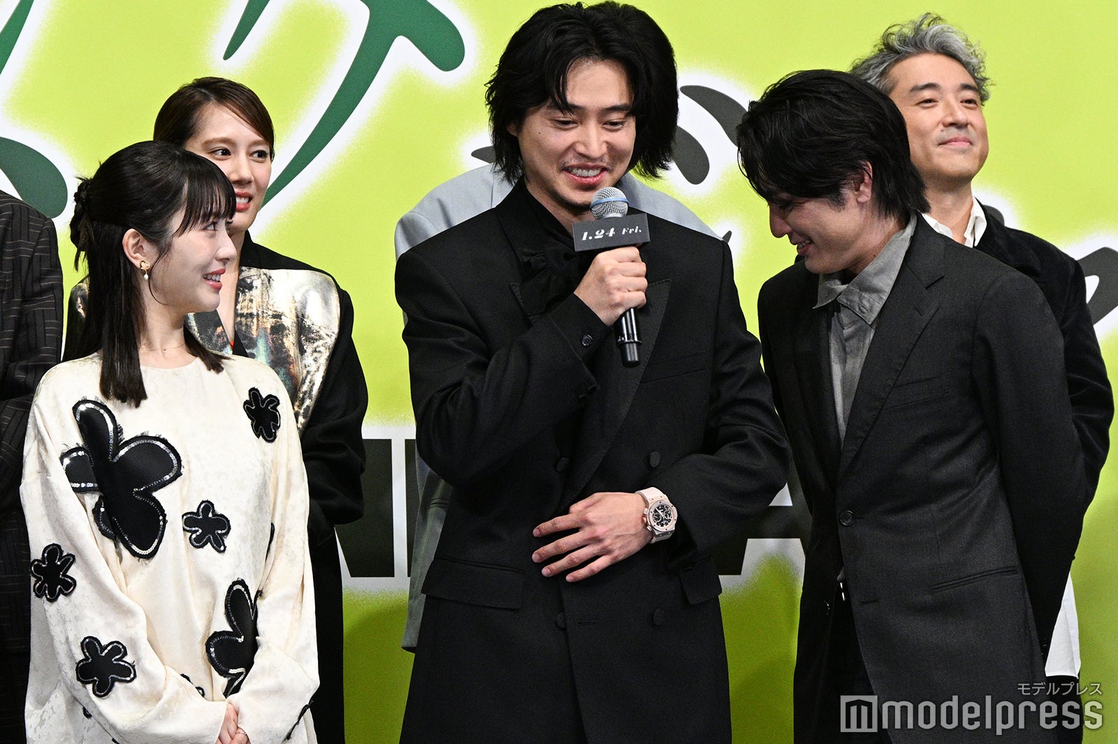 山崎賢人の最後の挨拶を見守る浜辺美波、間宮祥太朗ら（C）モデルプレス