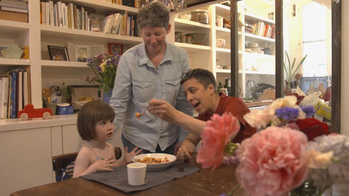 フランスで同性婚した2人と子ども(C)NHK