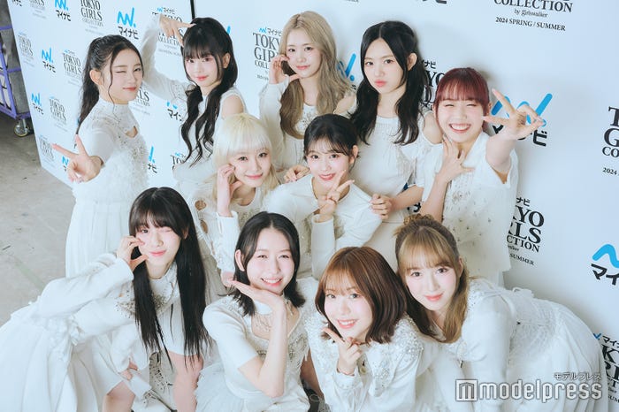 ME:I(後列左から)櫻井美羽、村上璃杏、佐々木心菜、石井蘭、加藤心、清水恵子(前列左から)高見文寧、飯田栞月、笠原桃奈、海老原鼓、山本すず(C)モデルプレス