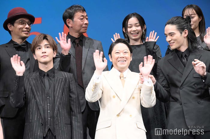 阿部サダヲに手を振らせる岡田健史 (C)モデルプレス