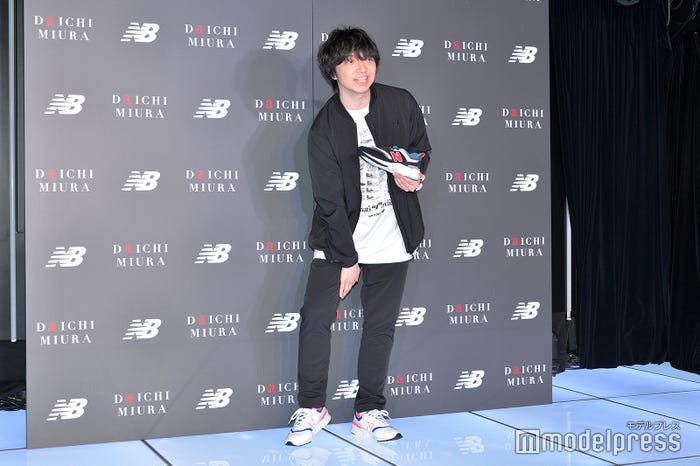 カメラマンから「躍動感あるポーズを!」と言われ「体が硬いんです…(笑)」と返していた三浦大知(C)モデルプレス