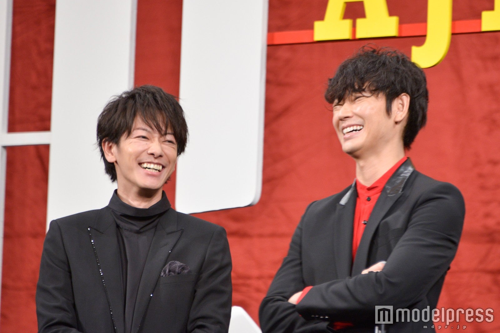 佐藤健＆綾野剛（C）モデルプレス