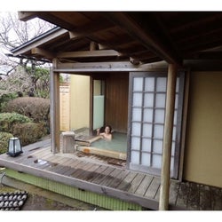 妊娠中の神戸蘭子 最後になっちゃう 夫と温泉旅行で入浴ショット公開 モデルプレス