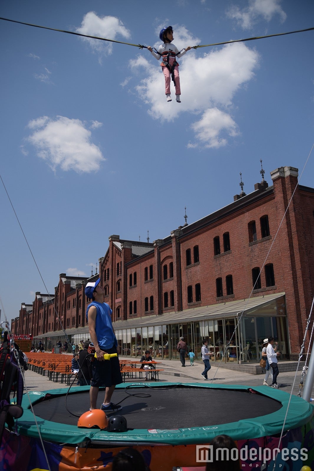宙高く飛べるトランポリンなどの遊具も設置／画像提供：横浜赤レンガ