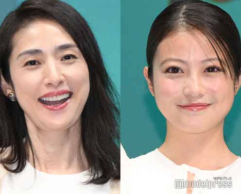 天海祐希、ざっくりスリットから美脚チラリ 今田美桜と純白ドレス姿で個性放つ