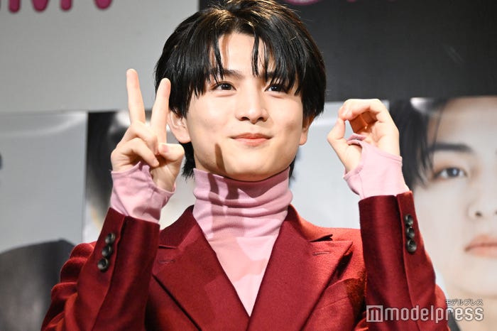 多数の媒体に「20」ポーズを求められる柏木悠(C)モデルプレス