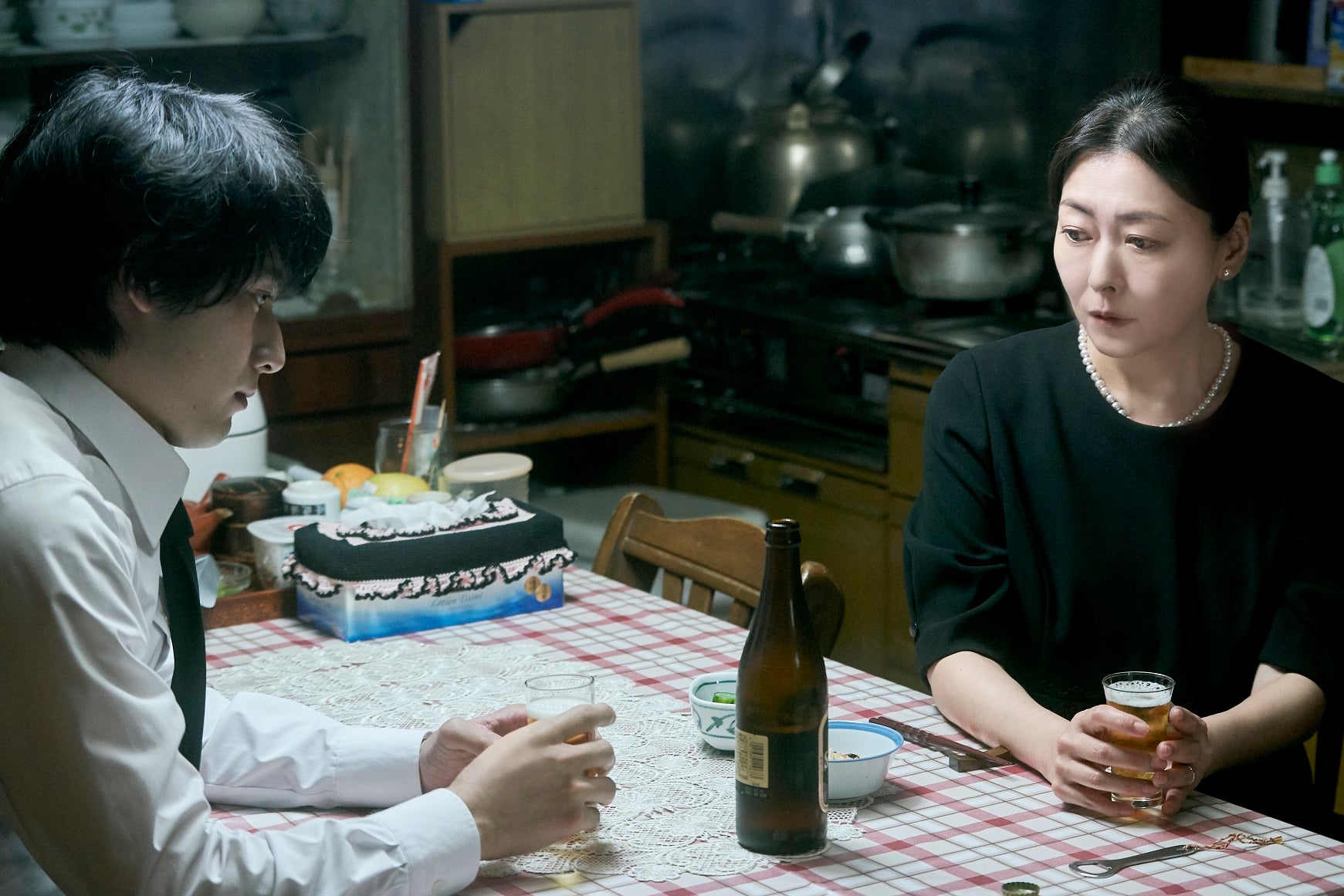 岡田健史、中山美穂 （C）2022映画「死刑にいたる病」製作委員会