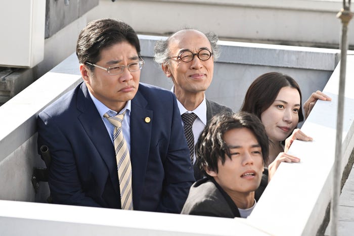(左から)松尾諭、酒向芳、日向亘、村川絵梨「うちの弁護士は手がかかる」第7話より(C)フジテレビ