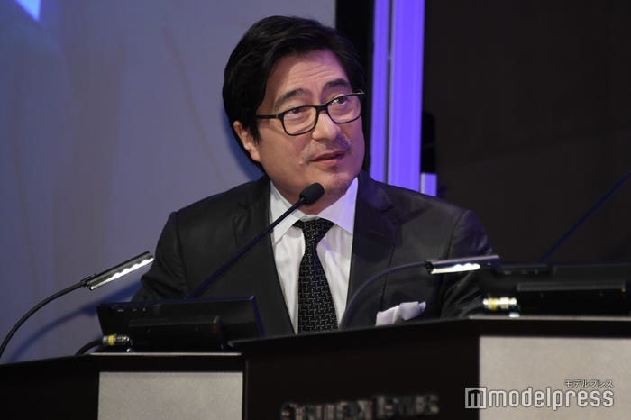 萩原利久に「ゴール決めてくれました?」と聞くジョン・カビラ(C)モデルプレス