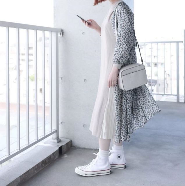 ワンピースの日だってスニーカーを履く 可愛い カジュアル で作るイマドキスタイル モデルプレス