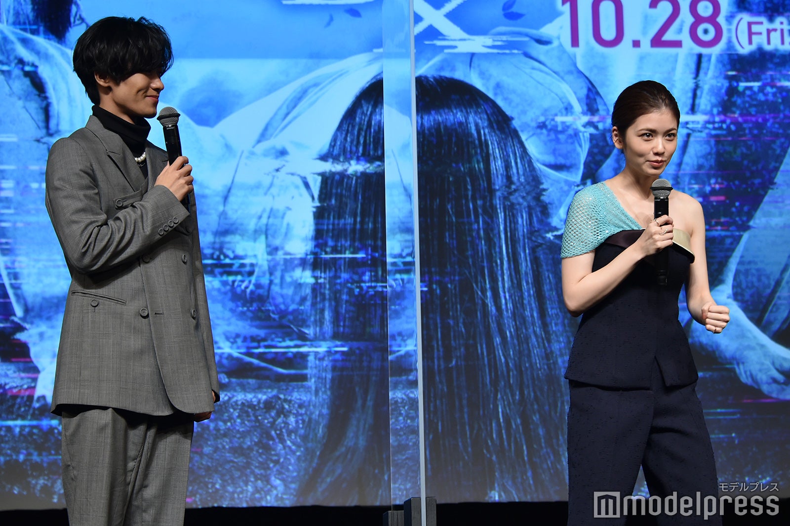 共演前に川村壱馬をネットで調べたところ怖そうなポーズの写真が出てきたことを説明する小芝風花（C）モデルプレス