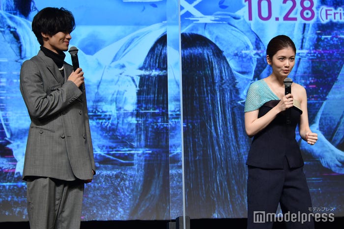 共演前に川村壱馬をネットで調べたところ怖そうなポーズの写真が出てきたことを説明する小芝風花(C)モデルプレス