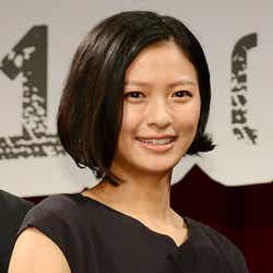 モデルプレス - 榮倉奈々、大胆SEXYドレスに岡田准一「背中開き過ぎ」 ラブシーン回顧で耳真っ赤