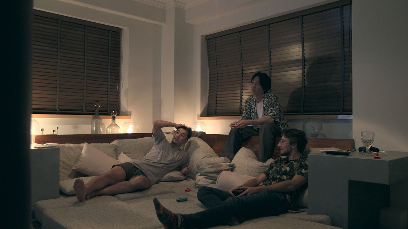 プレイルームでゲームする男子「TERRACE HOUSE TOKYO 2019-2020」19th WEEK （C）フジテレビ／イースト・エンタテインメント