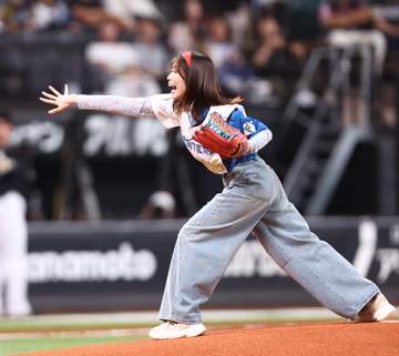 「かわいい最高」元人気アイドル 「波動拳！」投球もボールはコロコロ 「ハッピーオーラ全開」「元気をいただきました」