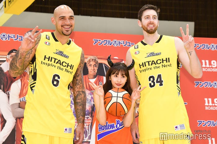 ロバート・サクレ選手、佐野ひなこ、ライアン・ケリー選手 (C)モデルプレス