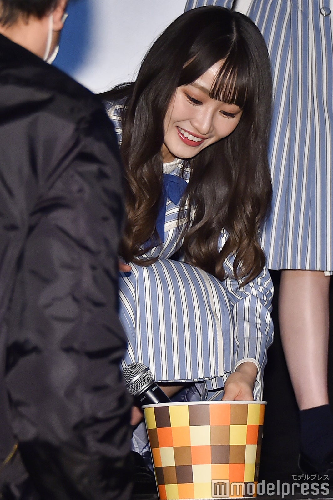 ポップコーンケースにマウスシールドとマイクを入れる潮紗理菜 （C）モデルプレス