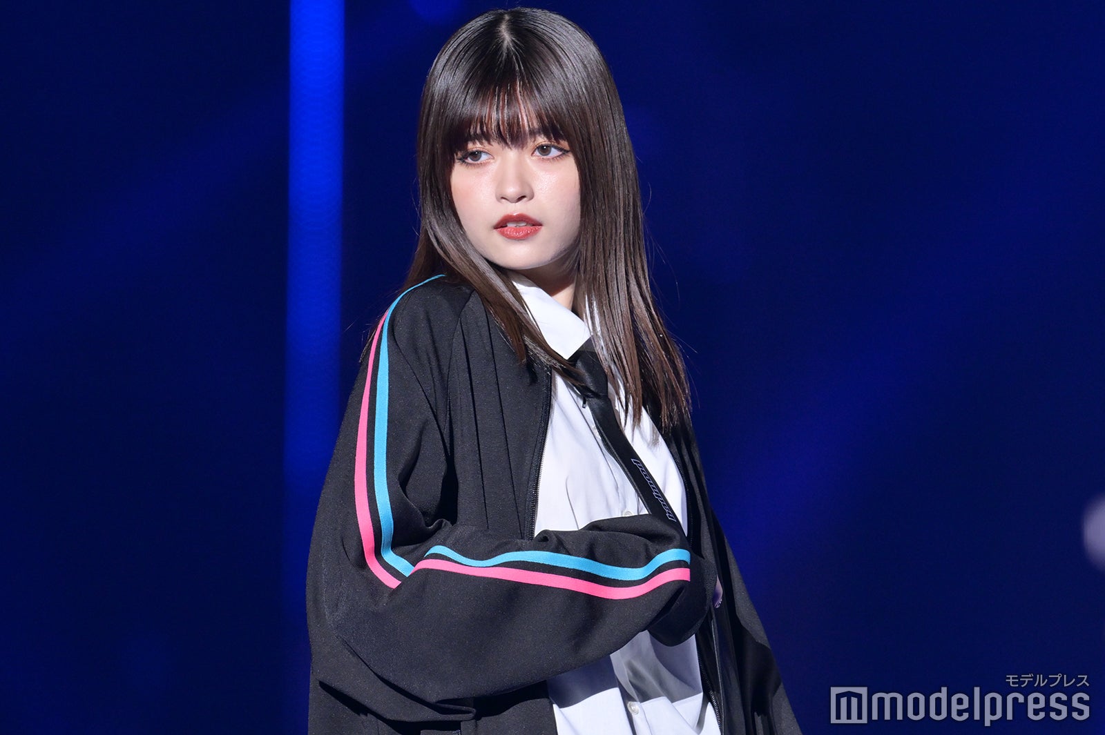 景井ひな、美脚際立つ制服風ミニスカルック披露＜TGC 2022 A／W＞