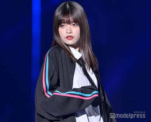 景井ひな、美脚際立つ制服風ミニスカルック披露<TGC 2022 A/W>