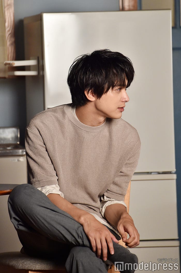 隣の部屋の波瑠と会話を交わす吉沢亮(C)モデルプレス