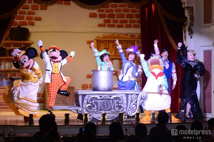 料理ショー・メインディッシュの完成に喜ぶミッキーたち