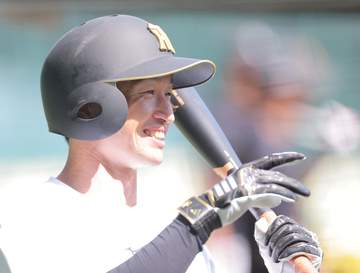 甲子園が和やかムードに！阪神ナインが近本光司の1軍合流を大歓迎 佐藤輝と坂本はアップ中から談笑 藤川監督とは1対1で笑顔で会話