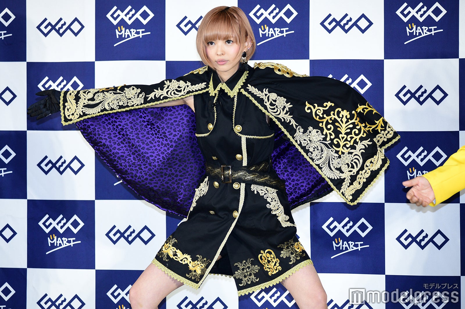 最上もが、会見で大胆ポーズ　ダンディ坂野の「お久しブリーフ」照れながらも実演