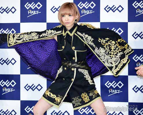 最上もが、会見で大胆ポーズ ダンディ坂野の「お久しブリーフ」照れながらも実演