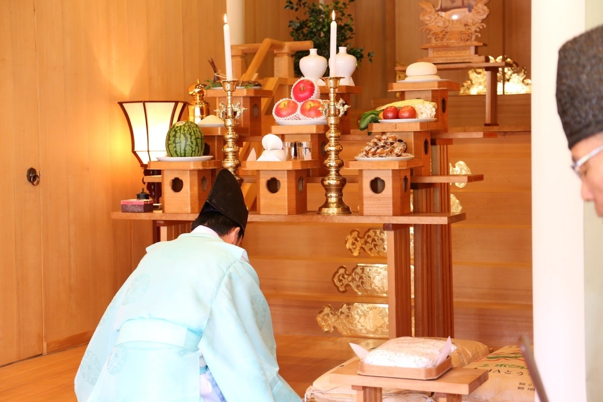 祈祷の様子／画像提供：favy