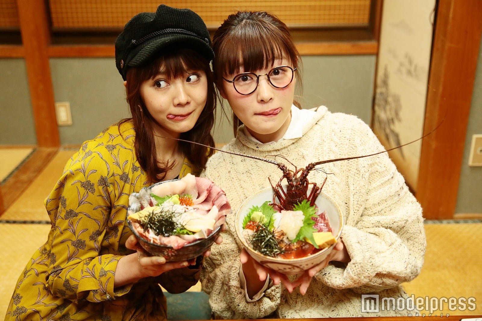 網元の店八代／（左から）特上大漁丼（ランチ2,100円、夜はランチに1品追加で2,620円）、伊勢海老大漁丼3,150円（税込）　モデル：村田倫子、柴田ひかり（C）モデルプレス