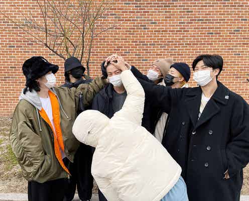 BTS、メンバー全員でJINの軍入隊を見送り 愛溢れる集合写真公開で「号泣」の声