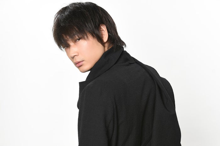 綾野剛 怪物役で人間に恋 念願の 王道ラブストーリーに挑戦 モデルプレス 綾野剛 怪物役で人間に恋 念願の 王道ラブストーリーに挑戦 モデルプレス