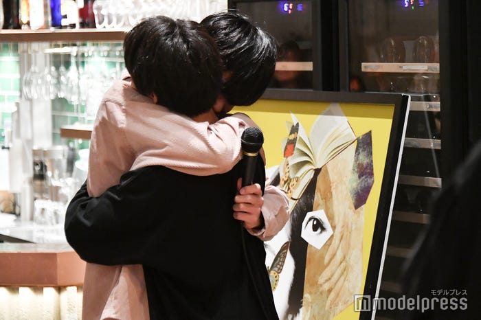 ハグするゆいと(竹内唯人)、ひろむ(黒田昊夢) (C)モデルプレス