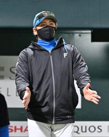 新庄監督は通算300敗 鷹に完敗で苦笑い「この球場で勝ったらいけないルールあったっけ？」3三振のルーキーをかばう「批判するのは誰でもできる」